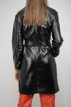 Laden Sie das Bild in den Galerie-Viewer, Lack-Trenchcoat