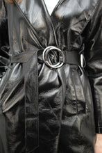 Laden Sie das Bild in den Galerie-Viewer, Lack-Trenchcoat