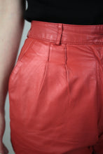 Laden Sie das Bild in den Galerie-Viewer, Rote Lederhose (Vintage)