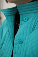 Laden Sie das Bild in den Galerie-Viewer, 80er Bomberjacke aus Seide (Vintage)