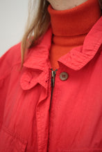 Laden Sie das Bild in den Galerie-Viewer, Rote Windjacke (Vintage)