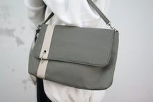 Laden Sie das Bild in den Galerie-Viewer, 😀 Khaki Kuoni Tasche (Vintage)