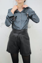 Laden Sie das Bild in den Galerie-Viewer, Silber Bluse mit Kettendetails (Vintage)