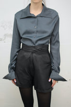 Laden Sie das Bild in den Galerie-Viewer, Silber Bluse mit Kettendetails (Vintage)