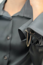 Laden Sie das Bild in den Galerie-Viewer, Silber Bluse mit Kettendetails (Vintage)