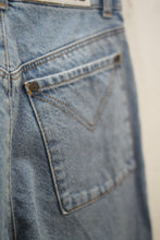 Laden Sie das Bild in den Galerie-Viewer, Mom-Jeans mit Herz-Patches