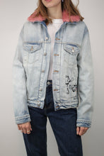 Laden Sie das Bild in den Galerie-Viewer, Bemalte Jeansjacke mit Kunstfellkragen