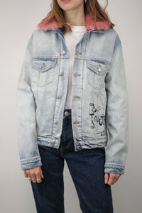 Bemalte Jeansjacke mit Kunstfellkragen