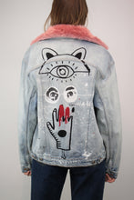 Laden Sie das Bild in den Galerie-Viewer, Bemalte Jeansjacke mit Kunstfellkragen