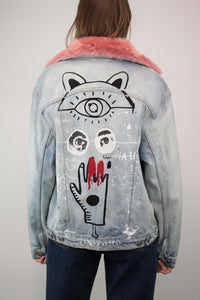 Bemalte Jeansjacke mit Kunstfellkragen