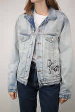 Laden Sie das Bild in den Galerie-Viewer, Bemalte Jeansjacke mit Kunstfellkragen