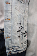 Laden Sie das Bild in den Galerie-Viewer, Bemalte Jeansjacke mit Kunstfellkragen