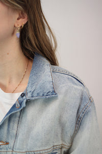Bemalte Jeansjacke mit Kunstfellkragen